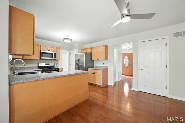 1043 Oakwood Farms Lane, Ballwin, MO 63021