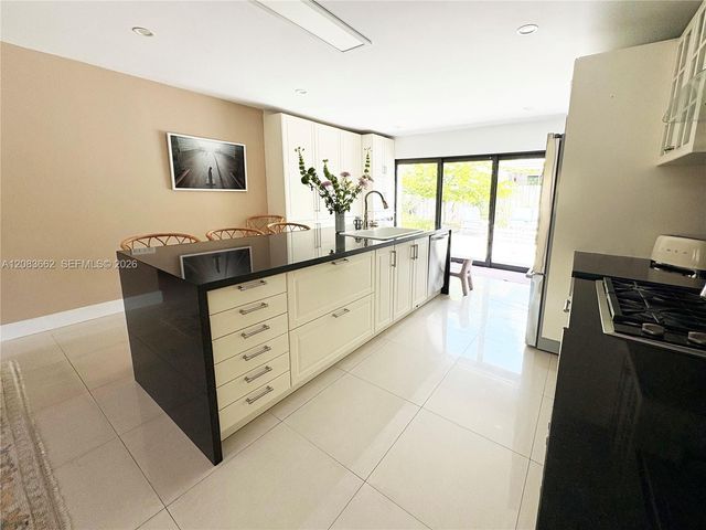 225 W Heather Drive 225, Key Biscayne, FL 33149
