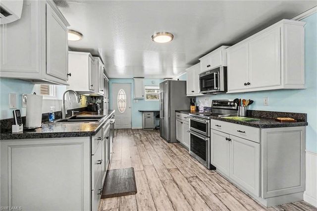 81 Sun CIR, Fort Myers, FL 33905