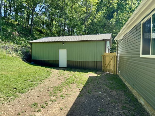 1271 Thompson Hill Rd, Bethpage, TN 37022