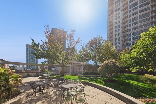 807 Davis Street 810, Evanston, IL 60201