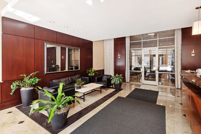 807 Davis Street 810, Evanston, IL 60201