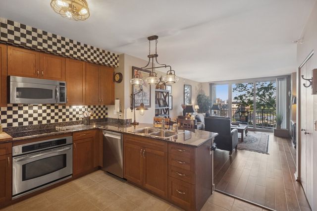 807 Davis Street 810, Evanston, IL 60201