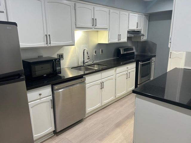 359 N Post Oak Lane 121, Houston, TX 77024