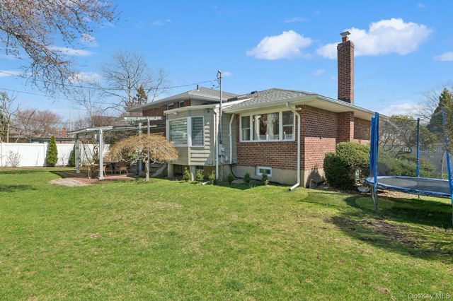 15 Wayland Road, Plainview, NY 11803