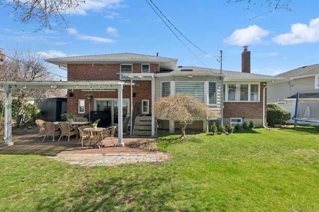 15 Wayland Road, Plainview, NY 11803