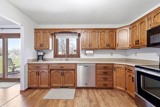 1619 38th Avenue S, Fargo, ND 58104