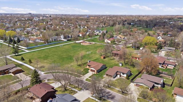 1619 38th Avenue S, Fargo, ND 58104