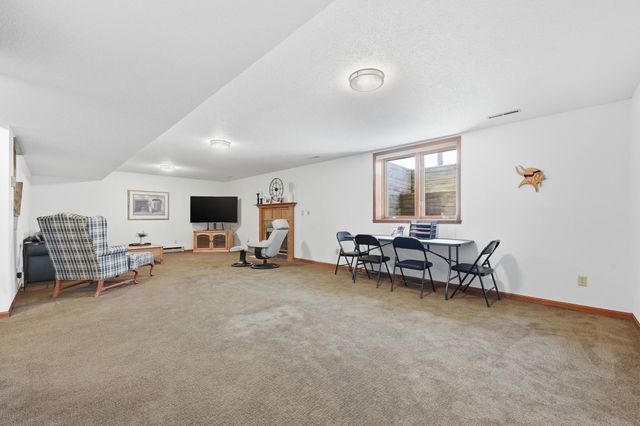 1619 38th Avenue S, Fargo, ND 58104