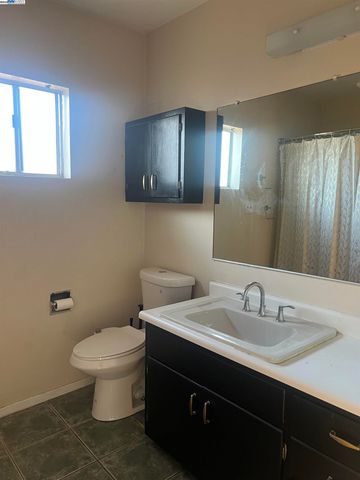 3720 Lyon Ave, Oakland, CA 94601