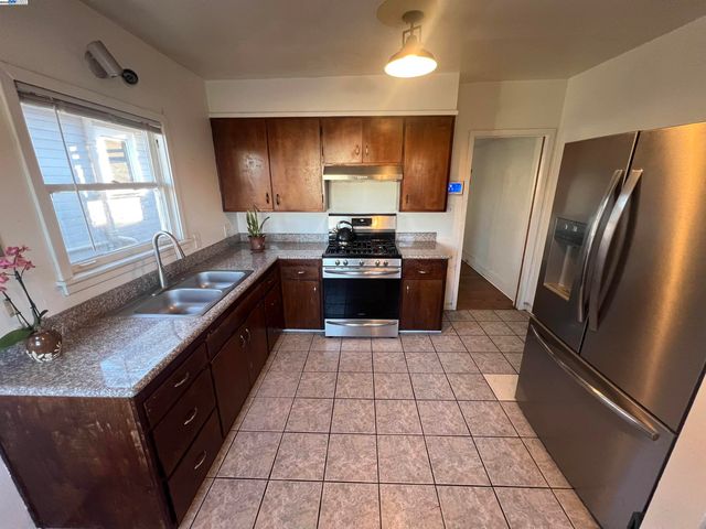 3720 Lyon Ave, Oakland, CA 94601