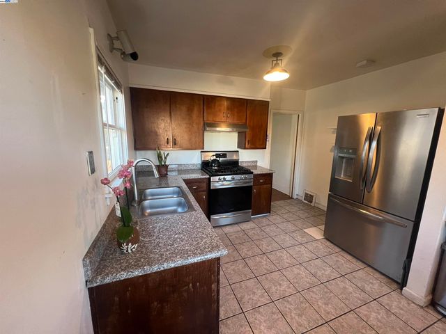 3720 Lyon Ave, Oakland, CA 94601