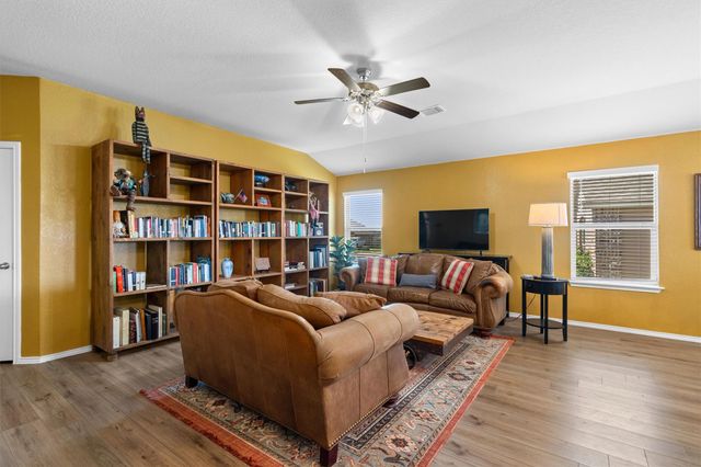 214 Nathaniel DR, Taylor, TX 76574