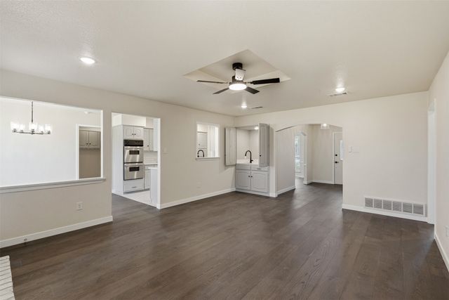 4205 W Pleasant Forest Street, Arlington, TX 76015