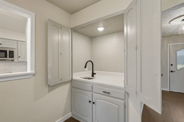 4205 W Pleasant Forest Street, Arlington, TX 76015