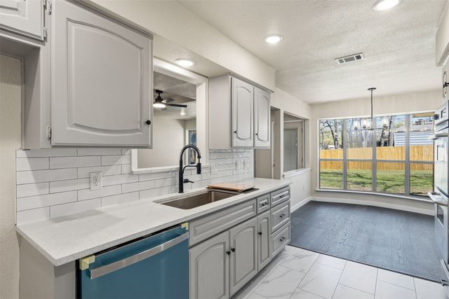 4205 W Pleasant Forest Street, Arlington, TX 76015