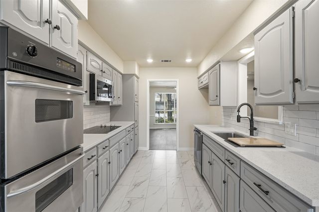 4205 W Pleasant Forest Street, Arlington, TX 76015