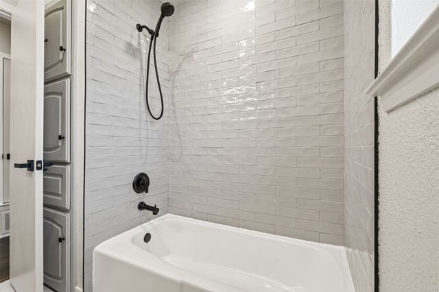 4205 W Pleasant Forest Street, Arlington, TX 76015