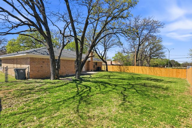 4205 W Pleasant Forest Street, Arlington, TX 76015