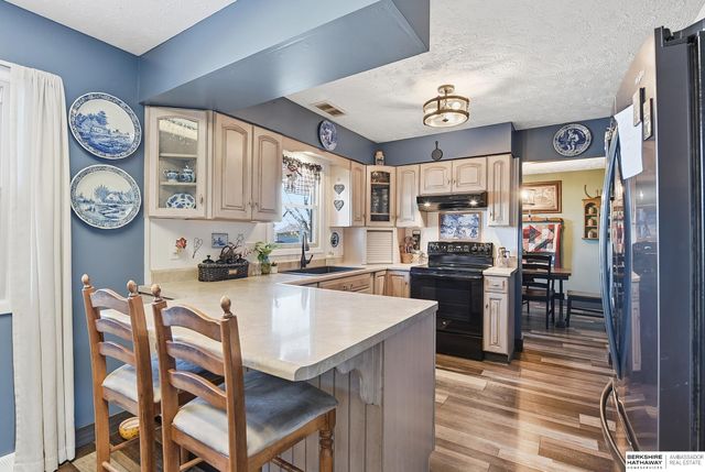 906 Crest Road, Papillion, NE 68046