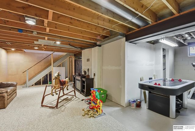 906 Crest Road, Papillion, NE 68046