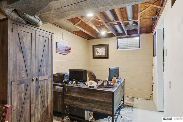 906 Crest Road, Papillion, NE 68046