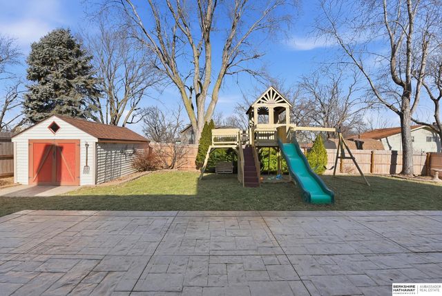 906 Crest Road, Papillion, NE 68046