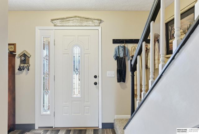 906 Crest Road, Papillion, NE 68046