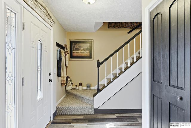 906 Crest Road, Papillion, NE 68046