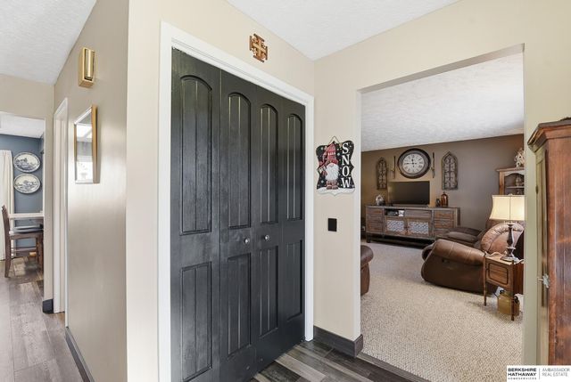 906 Crest Road, Papillion, NE 68046