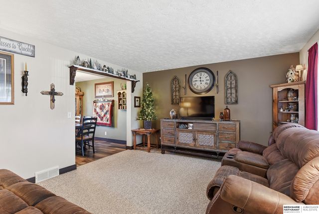 906 Crest Road, Papillion, NE 68046