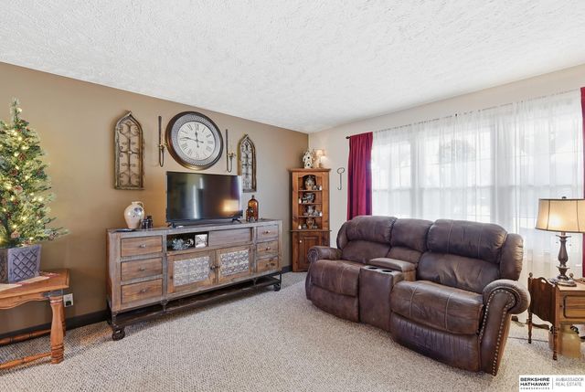 906 Crest Road, Papillion, NE 68046