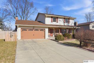 906 Crest Road, Papillion, NE 68046