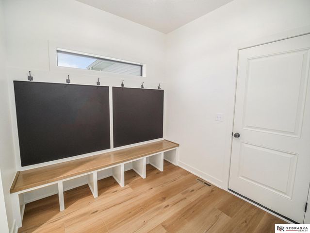 19720 Long View Lane, Hickman, NE 68372