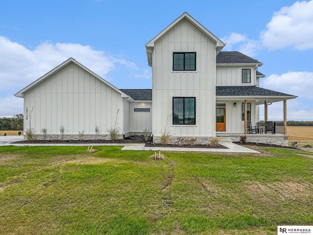 19720 Long View Lane, Hickman, NE 68372
