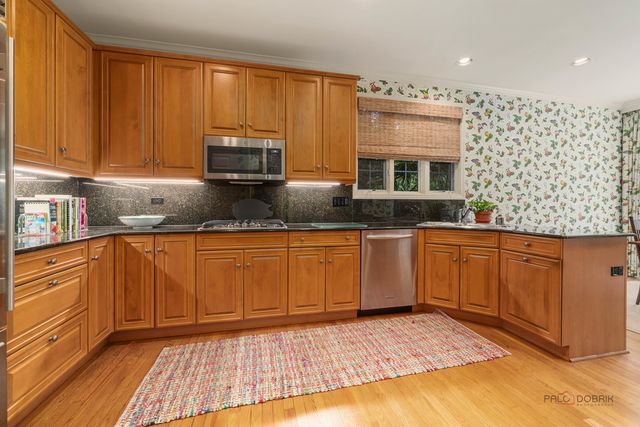 2148 Royal Ridge Drive, Northbrook, IL 60062