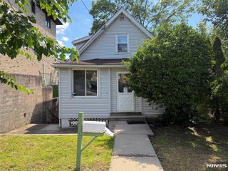 236 E Palisades Boulevard, Palisades Park, NJ 07650