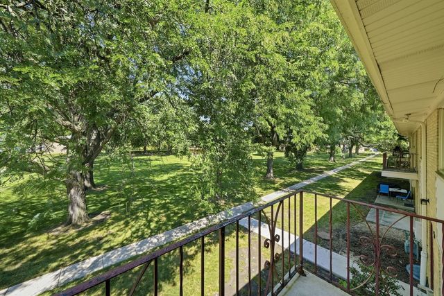 5740 Concord Lane 13, Clarendon Hills, IL 60514