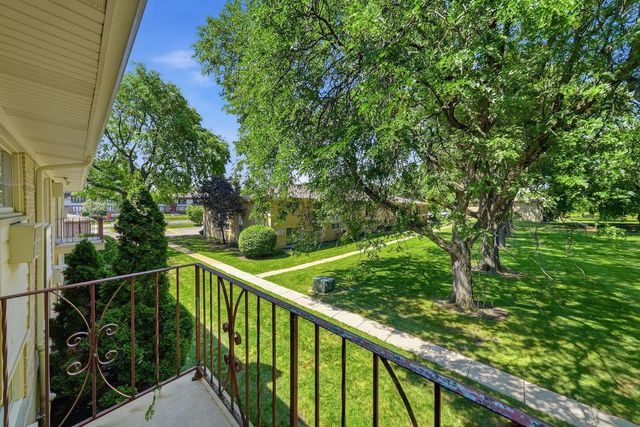 5740 Concord Lane 13, Clarendon Hills, IL 60514