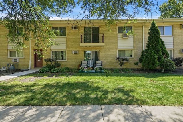 5740 Concord Lane 13, Clarendon Hills, IL 60514