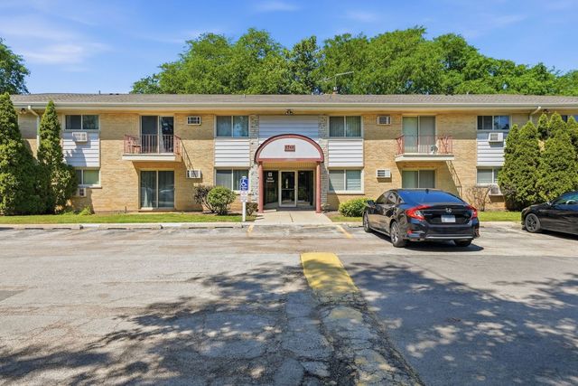 5740 Concord Lane 13, Clarendon Hills, IL 60514