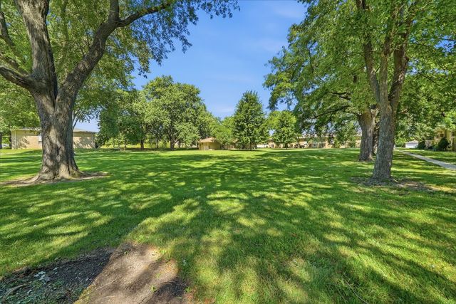 5740 Concord Lane 13, Clarendon Hills, IL 60514