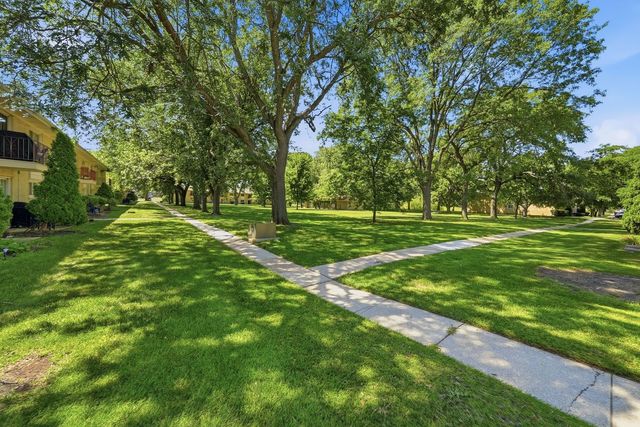 5740 Concord Lane 13, Clarendon Hills, IL 60514