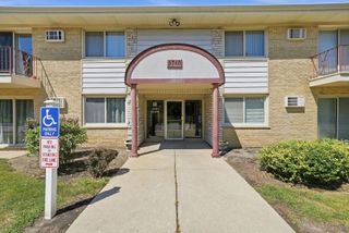 5740 Concord Lane 13, Clarendon Hills, IL 60514