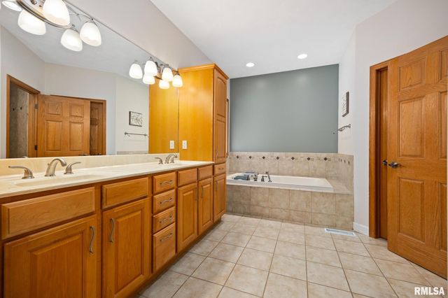 1609 FIELDSTONE Court, Chillicothe, IL 61523
