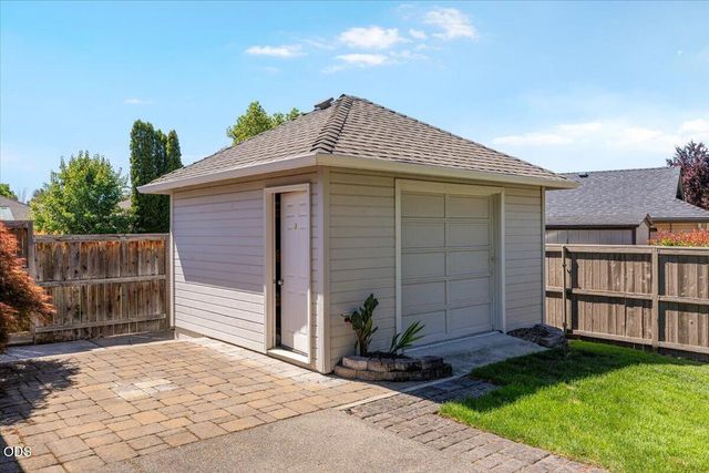 3511 Blue Blossom Drive, Medford, OR 97504