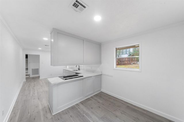 1911 Avenue O, Huntsville, TX 77340