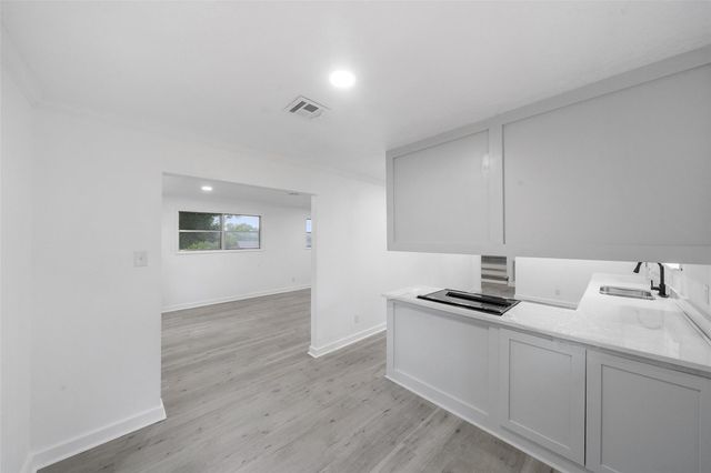 1911 Avenue O, Huntsville, TX 77340