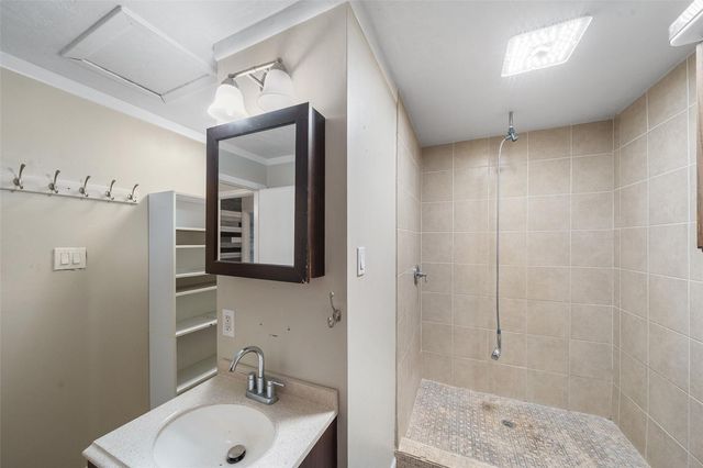 1911 Avenue O, Huntsville, TX 77340