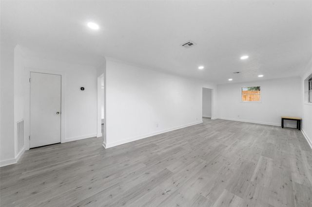 1911 Avenue O, Huntsville, TX 77340